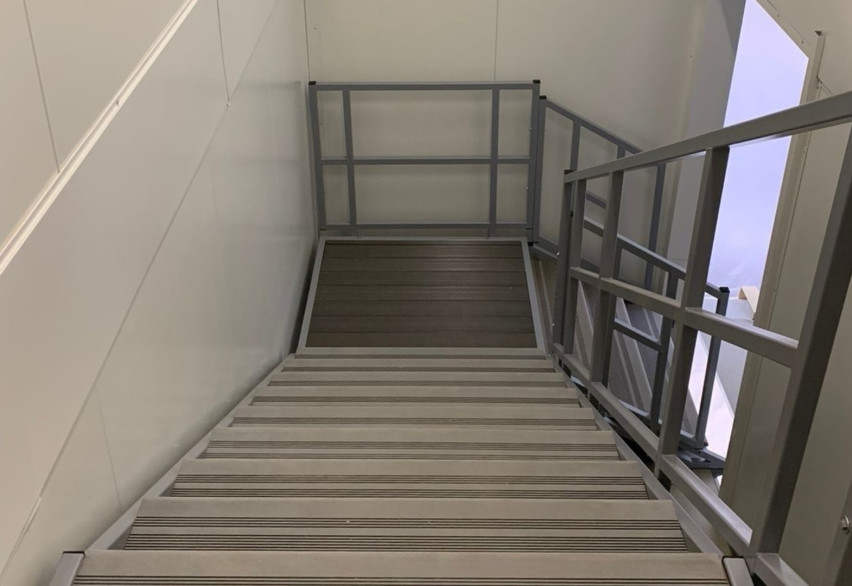 Блок-контейнер  с внутренней лестницей